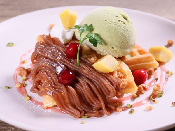 栗とピスタチオのモンブラン風ワッフル